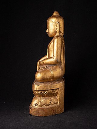 Antiek Boeddhabeeld uit Burma in hout, zijaanzicht met zittende houding op getrapte sokkel