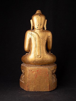 Zittend houten Boeddhabeeld uit Myanmar, achteraanzicht met gewaad over de rug en brede sokkel
