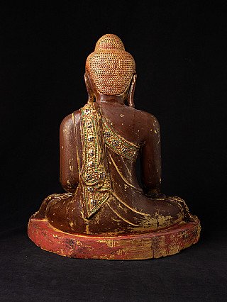 Achteraanzicht van het houten Mandalay Boeddhabeeld met versierde sjerp over de rug