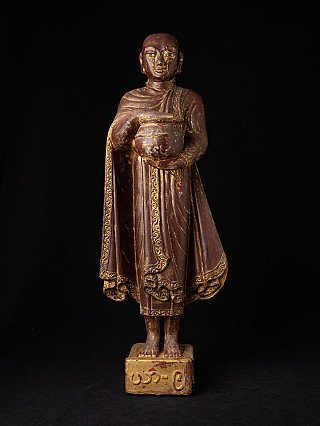 Antike stehende burmesische Mönchsstatue aus Holz, frontal mit Almosenschale auf Sockel