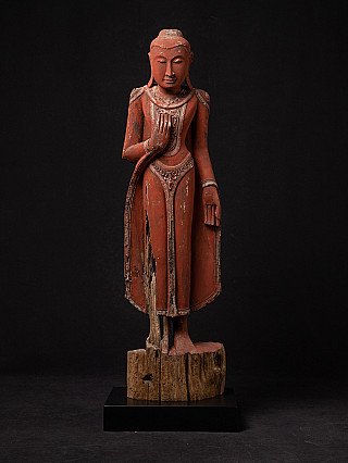 Stehende Buddha-Statue aus Holz aus Burma (Myanmar), Gesamtansicht von vorn auf schwarzem Sockel