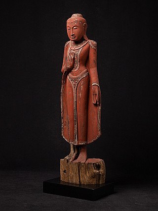 Holz-Buddha-Statue aus Myanmar in Dreiviertelansicht, Hand vor der Brust und langes Gewand
