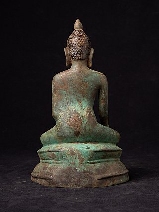 Bronze-Buddha aus Burma, Rückansicht mit grünlicher Patina am Rücken