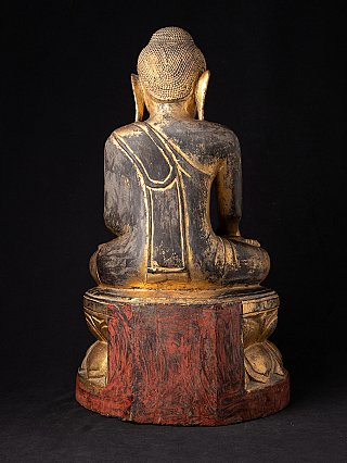 Rückansicht der hölzernen Buddha-Statue, Schwarz-Gold-Fassung mit rotem Sockel