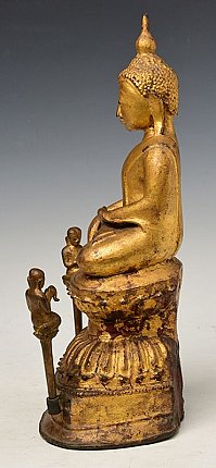 Sitzende Shan-Buddha-Statue aus Bronze, Seitenansicht mit Sockel und kleiner Begleitfigur