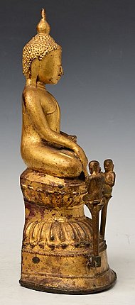 Shan-Buddha-Statue aus Bronze, Sitzfigur im Seitenprofil mit Händen im Schoß und zwei Sockelfiguren