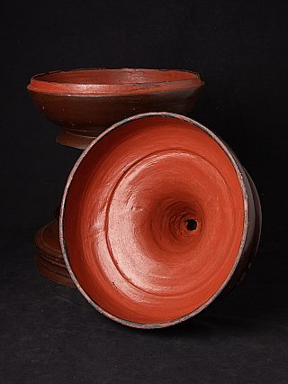 Deckel des hölzernen Opfergefäßes aus Myanmar, rot gefasste Innenseite als Nahaufnahme
