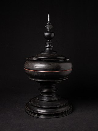 Große burmesische Opfergefäß-Deckeldose aus Lack, schwarz mit rotem Ring, Dreiviertelansicht
