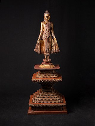 Hölzerne stehende Mandalay-Buddha-Statue auf verziertem Thron, Frontalansicht