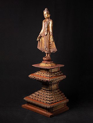 Antike stehende Mandalay Buddha auf Thron