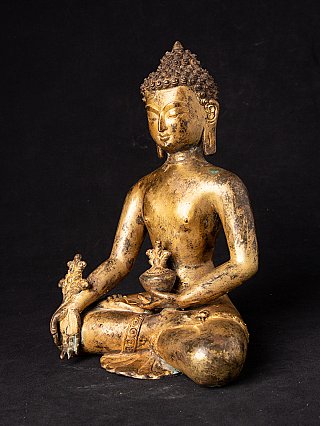 Bronze-Medizin-Buddha-Statue aus Nepal, Dreiviertelansicht mit Schale und angewinkeltem Bein