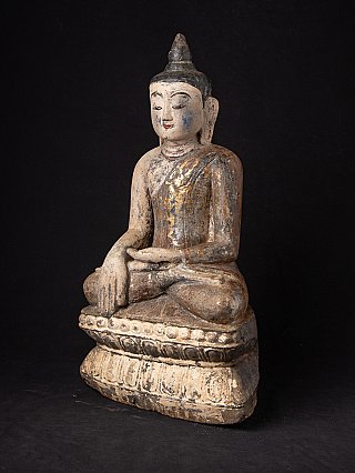Buddha-Statue aus Myanmar in Dreiviertelansicht, sitzend mit gesenkter rechter Hand