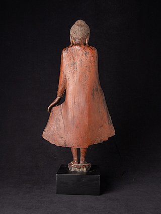 Achteraanzicht van het staande houten Boeddhabeeld uit Myanmar met mantelvormig gewaad