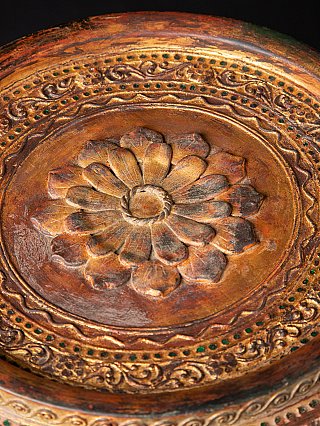 Deckeldetail des birmanischen Lackwerks: Rosette im Relief mit vergoldetem Rand
