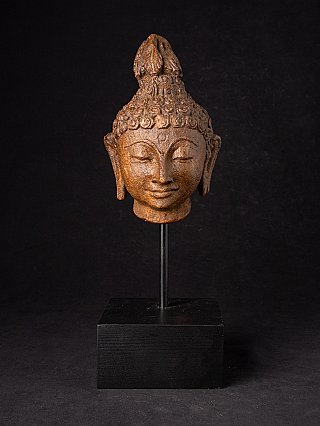 Houten Boeddhahoofd uit India op metalen pin en zwarte sokkel, vooraanzicht