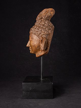 Indiaas houten Boeddhahoofd in linker zijaanzicht op metalen staander
