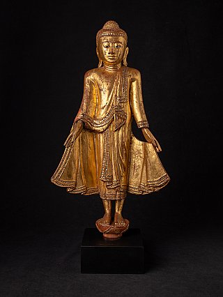 Stehende Buddha-Statue aus Holz, Mandalay-Periode, Myanmar, 19. Jh., vergoldet, Frontalansicht