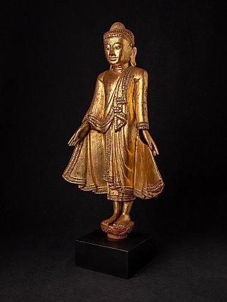 Antike stehende holzerne Mandalay Buddha