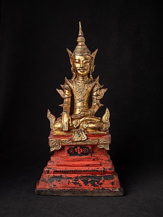 Birmese Shan Boeddha in lakwerk, zittend op rode sokkel, frontaal met bhumisparsha mudra