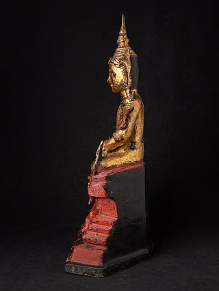 Lakwerk Shan Boeddhabeeld uit Burma, zijaanzicht met hoge getrapte sokkel
