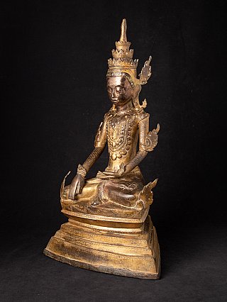 Shan-Buddha-Statue aus Bronze mit Krone und Schmuck, sitzend, Dreiviertelansicht von links