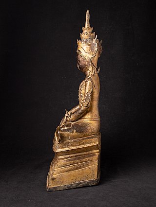 Gekrönte Shan-Buddha-Statue aus Bronze, sitzend, Seitenansicht mit hoher Krone und Sockel