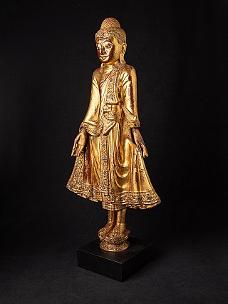 Vergoldete Buddha-Statue aus Holz aus Myanmar, Dreiviertelansicht, stehend auf schwarzem Sockel