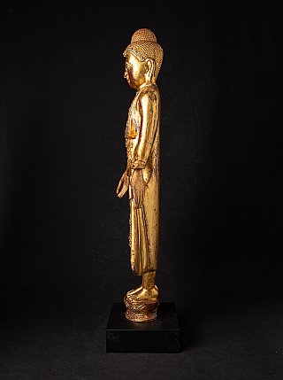 Stehende Buddha-Statue aus Holz aus Birma, Seitenansicht mit langem Gewand und Vergoldung