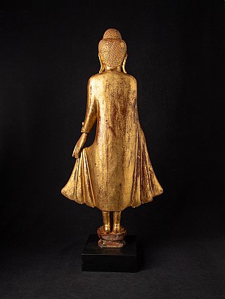 Rückansicht der stehenden vergoldeten Holz-Buddha-Statue aus Myanmar mit fallendem Gewand