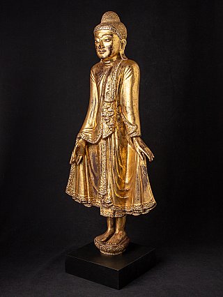 Antike holzerne stehende Mandalay Buddhafigur