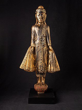 Staand houten Mandalay-Boeddhabeeld uit Birma, vooraanzicht met vergulde robe en sokkel