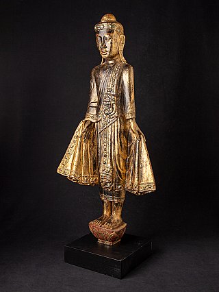 Houten Mandalay-Boeddha uit Myanmar in driekwartaanzicht, staand op rood-gouden sokkel