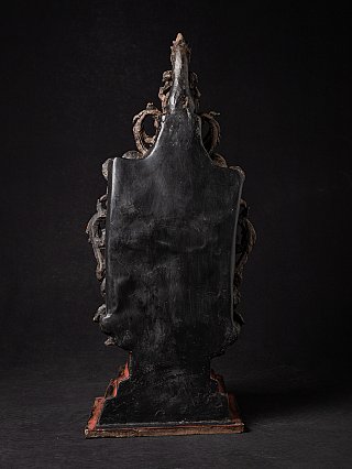 Rückansicht der Shan-Buddha-Statue auf Thron, schwarze Lackfläche der Rückplatte