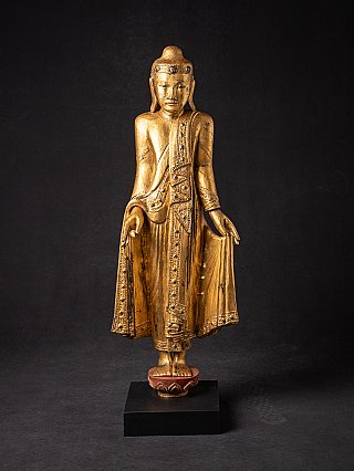 Staand houten Boeddhabeeld uit Birma (Myanmar), Mandalay-stijl, vooraanzicht op zwarte sokkel
