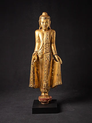Stehende Buddha-Statue aus Holz aus Burma (Myanmar), Mandalay-Stil, Frontalansicht auf schwarzem Sockel
