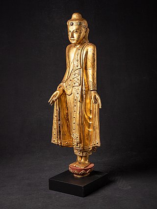 Staande Mandalay Boeddha uit Myanmar in hout, driekwartaanzicht met zicht op gewaadplooien