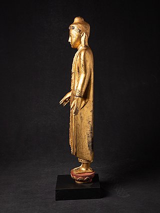 Houten Mandalay Boeddha uit Birma (Myanmar), linker zijaanzicht met profiel van hoofd en handen
