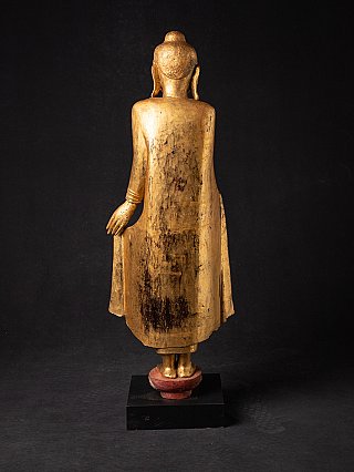 Achteraanzicht van staand houten Boeddhabeeld uit Myanmar met slijtage in de vergulding