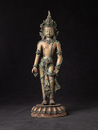 Nepalische Bronze-Statue Avalokiteshvara, stehender Bodhisattva auf Lotossockel, Frontalansicht