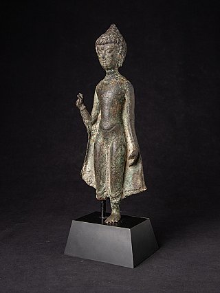 Stehende Buddha-Statue aus Bronze, Bagan-Tradition, Dreiviertelansicht mit erhobener Hand