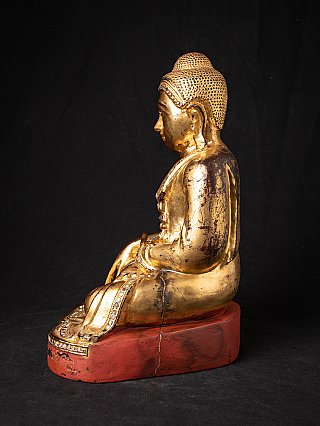 Sitzende hölzerne Buddha-Statue aus Myanmar, rechte Seitenansicht mit rotem Sockel