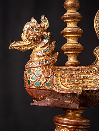 Close-up of the bird head on the lid ornament, gilded lacquerware with green and mirrored inlay