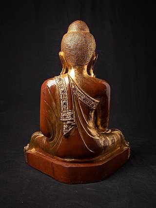 Hölzerne Mandalay-Buddha-Statue aus Myanmar, Rückansicht mit über die Schulter fallendem Gewand