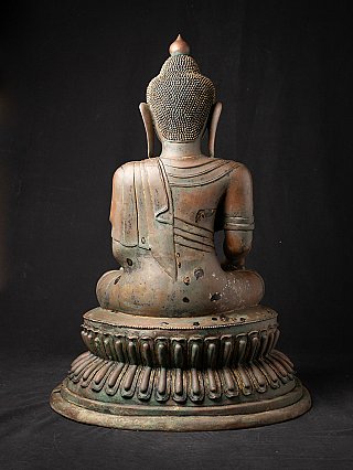 Bronze-Buddha-Statue aus Myanmar, Rückansicht mit fallender Robe und Lotussockel