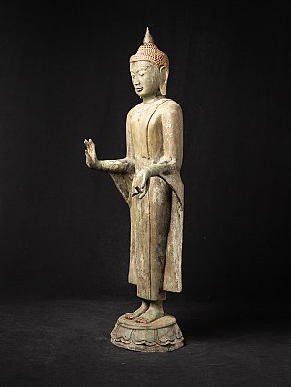 Ava-Bronze-Buddha aus Myanmar in Dreiviertelansicht, erhobene Hand und lange Ohrläppchen