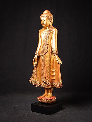 Antike holzerne stehende Mandalay Buddha