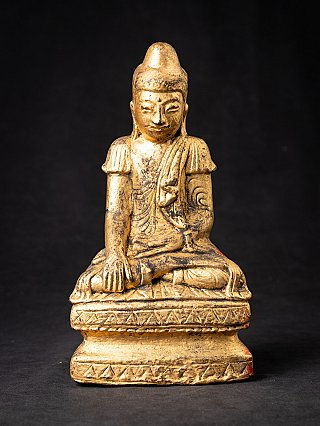 Birmese Shan Boeddha in lakwerk, zittend in bhumisparsha mudra, frontaal op getrapte sokkel