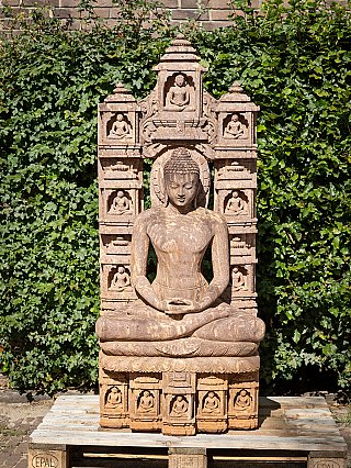 Sitzende Buddha-Statue aus Indien in Dhyana-Mudra, Frontalansicht mit reich geschnitzter Rückplatte