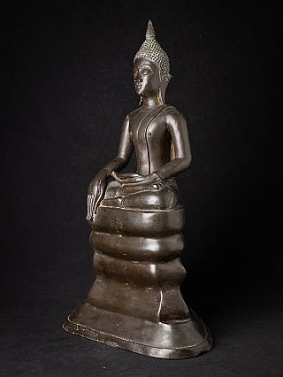 Laotische Buddha-Statue aus Bronze auf hohem Sockel, Dreiviertelansicht links