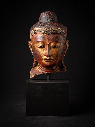 Houten Boeddhahoofd uit Birma (Myanmar) op sokkel, frontaal met vergulde gelaatsdelen